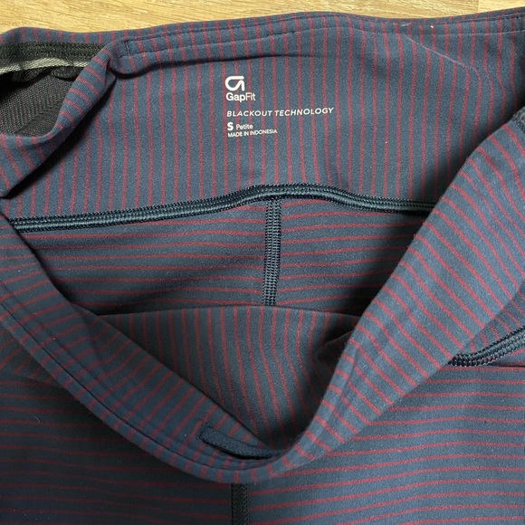 GapFit striped high waisted leggings - Picture 2 of 5